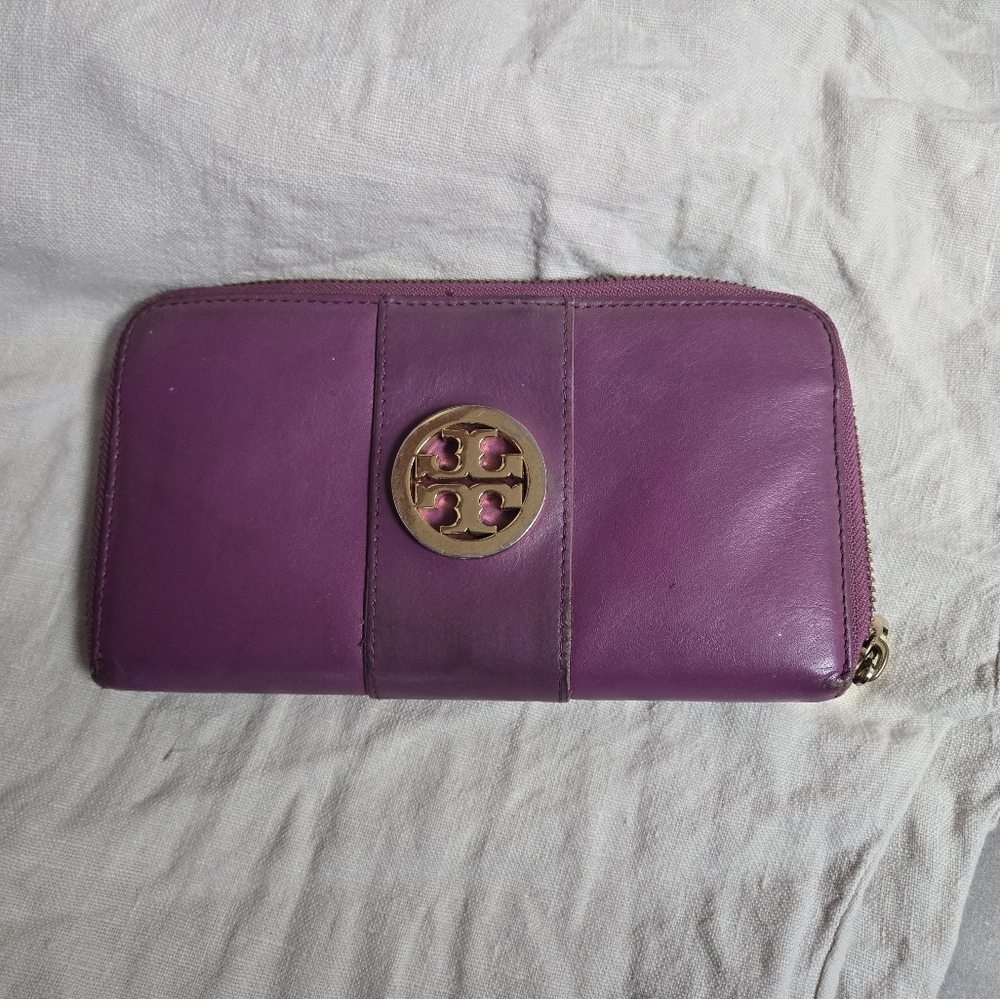 Tory Burch Zip around wallet in Fusia color - Picture 13 of 13